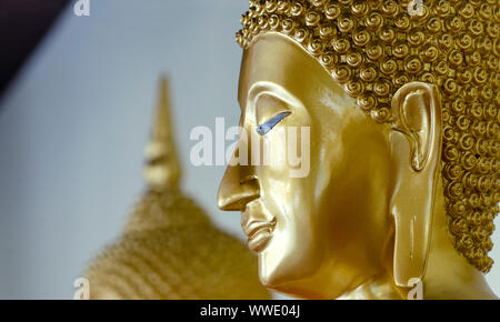 Nahaufnahme von Kopf Buddha Statue mit goldenen als Amulette des Buddhismus Religion im Wat sothon Tempel verwendet Stockfoto