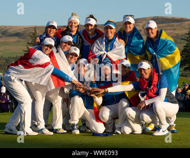 Auchterarder, Schottland, Großbritannien. 15. September 2019. Sonntag abschließenden Tag an 2019 Solheim Cup über hundertjährigen Kurs in Gleneagles. Abgebildet; siegreichen Team Europa mit den Solheim Cup. Iain Masterton/Alamy leben Nachrichten Stockfoto