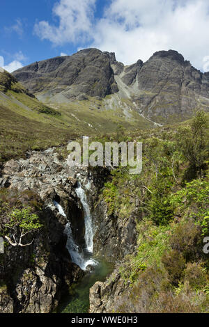 Wasserfall auf Allt na Dunaiche unten Blaven (links) und Clach Glas (rechts) in der Black Cuillin Mountains, Isle of Skye, Schottland, Großbritannien Stockfoto