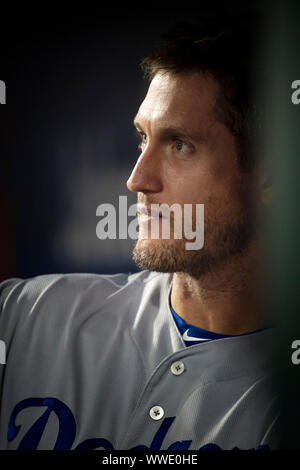 September 13, 2019: Los Angeles Dodgers erste Basisspieler David Freese (25) schaut aus dem Dugout während des Spiels zwischen den New York Mets und die Los Angeles Dodgers an Citi Field in Queens, New York. Obligatorische Credit: Kostas Lymperopoulos/CSM Stockfoto