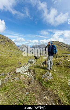 Weibliche Berg Wanderer hoch an den Hängen des Blaven oben Fionna Choire in Cuillin Berge, Isle Of Skye, Schottland, Großbritannien Stockfoto