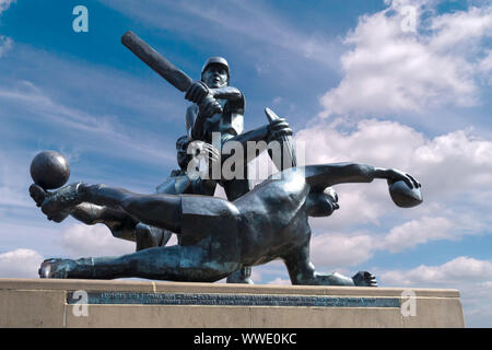 Stadtzentrum sportlichen Erfolg Skulptur in Bronze von Martin Williams feiert Siege von Leicester Rugby, Cricket und Fußball-Mannschaften in den Jahren 1996/97. Stockfoto