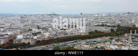 Paris, Frankreich, 21. August 2018: Panorama der Stadt mit Grand Palais und der Basilika von Mont Martre Stockfoto