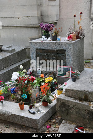 Paris, Frankreich, 21. August 2018: das Grab des berühmten Sängers Jim Morrison der Türen Band auf dem Friedhof von Paris. Stockfoto