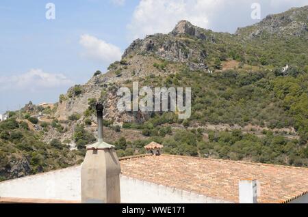 Traditionelle Fliesen Dach in Casares, einem Gebirgsdorf in der Provinz Malaga, Andalusien, Spanien. Stockfoto