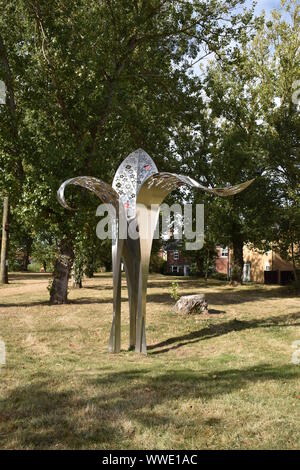Drei Blattfedern Skulptur von Ruth Moilliet. Teil des ROCLA Art Trail in Redhouse Park in Milton Keynes. Stockfoto