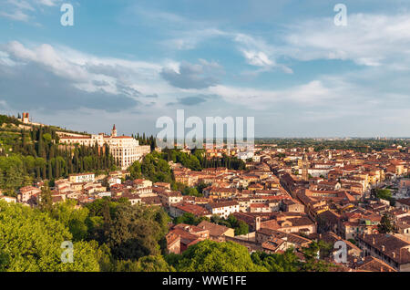 Die beste Aussicht auf Verona am Abend. Stockfoto