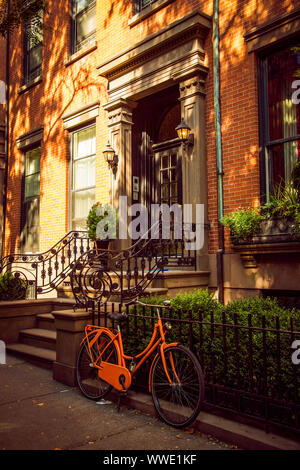 Orange Fahrrad vor Brooklyn Wohnhaus im Stadtteil Brooklyn Heights, New York City, USA Stockfoto