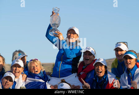 Auchterarder, Schottland, Großbritannien. 15. September 2019. Team Europa2019 Solheim Cup am hundertjährigen Kurs siegreich in Gleneagles. Abgebildet; Team Captain Catriona Matthew feiert mit den Solheim Cup. Iain Masterton/Alamy leben Nachrichten Stockfoto