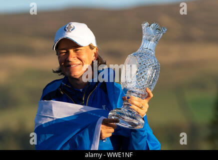 Auchterarder, Schottland, Großbritannien. 15. September 2019. Team Europa2019 Solheim Cup am hundertjährigen Kurs siegreich in Gleneagles. Abgebildet; Team Captain Catriona Matthew feiert mit den Solheim Cup. Iain Masterton/Alamy leben Nachrichten Stockfoto