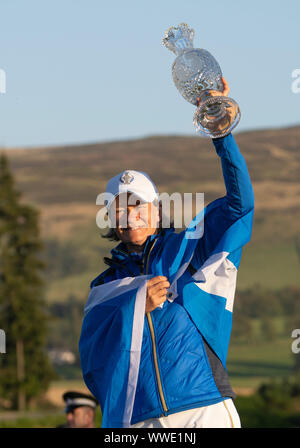 Auchterarder, Schottland, Großbritannien. 15. September 2019. Team Europa2019 Solheim Cup am hundertjährigen Kurs siegreich in Gleneagles. Abgebildet; Team Captain Catriona Matthew feiert mit den Solheim Cup. Iain Masterton/Alamy leben Nachrichten Stockfoto