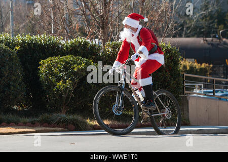 Ein Mann mit einem Weihnachtsmann Kostüm reitet ein Fahrrad auf einem Hügel, wie er sich vorbereitet in die Tour Delanta Radtour am 22. Dezember 2018 in Atlanta, GA zu fahren. Stockfoto