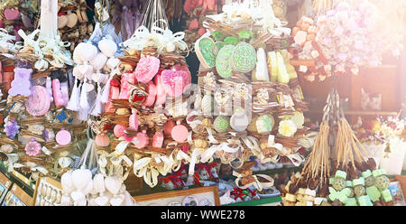 BRATISLAVA, SLOWAKEI - 04. SEPTEMBER 2019: Souvenirs aus der Slowakei. Hand Made natürliche pflanzliche Seifen auf ein Seil auf dem Markt am Morgen Stockfoto