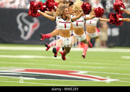 Houston, Texas, USA. 15 Sep, 2019. Die Houston Texans Cheerleadern durchführen am Mittelfeld vor der NFL regular season Spiel zwischen den Houston Texans und die Jacksonville Jaguars an NRG Stadion in Houston, TX am 15. September 2019. Credit: Erik Williams/ZUMA Draht/Alamy leben Nachrichten Stockfoto