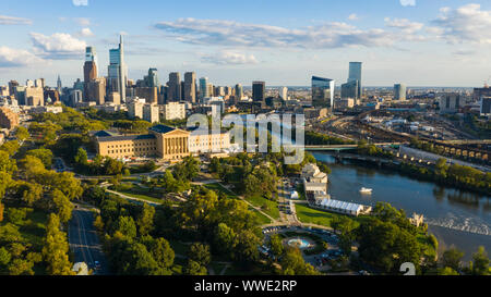 Das Museum befindet sich auf einem erhöhten Grundstück oberhalb der Abflußkanal entlang eines Flusses - in Philadelphia Bend Stockfoto