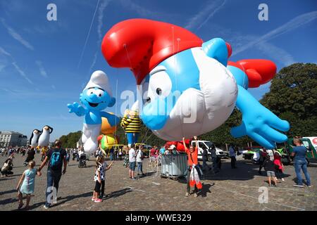 Brüssel, Belgien. 15 Sep, 2019. Menschen teil des Ballons Day Parade der 2019 Brüssel Comic Festival in Brüssel, Belgien, 15. September 2019. Der Ballon Day Parade ist ein traditionelles zeigen während der Comic Festival jedes Jahr. Credit: Zheng Huansong/Xinhua/Alamy leben Nachrichten Stockfoto