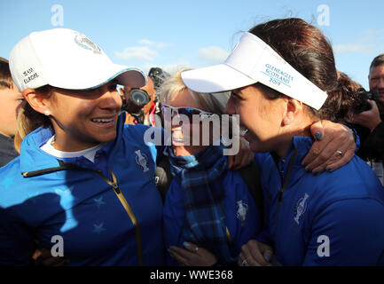 Das Team Europa (von links nach rechts) Azahara Munoz, Kathryn Imrie und Georgia Hall feiern auf der 18 nach Team Europa gewinnen die Solheim Cup am Tag drei der Solheim Cup 2019 in Gleneagles Golf Club, Auchterarder. Stockfoto