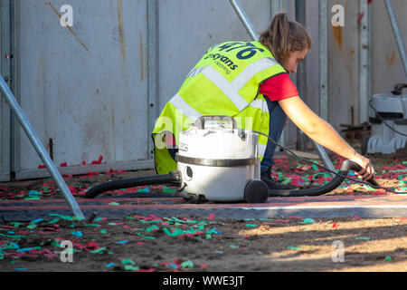 London, Großbritannien. 15. Sep 2019. (L), Reiniger schweben Konfetti bei Radio 2 Live im Hyde Park Jason Richardson/Alamy leben Nachrichten Stockfoto