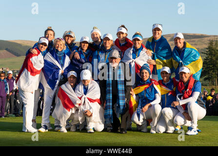 Auchterarder, Schottland, Großbritannien. 15. September 2019. Sonntag abschließenden Tag an 2019 Solheim Cup über hundertjährigen Kurs in Gleneagles. Abgebildet; siegreichen Team Europa und John Solheim mit den Solheim Cup. Iain Masterton/Alamy leben Nachrichten Stockfoto