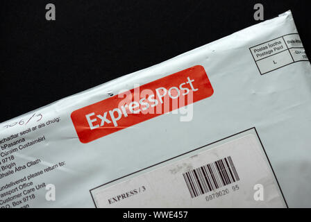 Express Post oder ExpressPost sicherer Zustellservice in einem weißen Postumschlag von Post Ireland Stockfoto