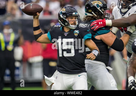 Houston, TX, USA. 15 Sep, 2019. Jacksonville Jaguars quarterback Gardner Minshew (15) übergibt im zweiten Quartal ein NFL Football Spiel zwischen der Jacksonville Jaguars und der Houston Texans an NRG Stadion in Houston, TX. Trask Smith/CSM/Alamy leben Nachrichten Stockfoto