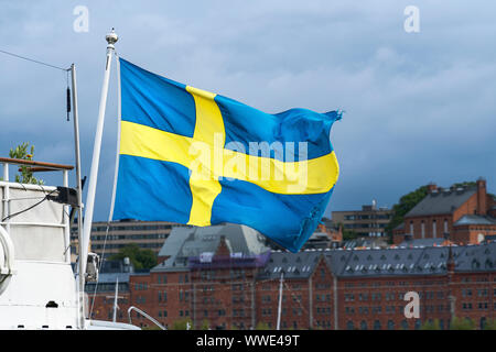 Stockholm, Schweden. September 2019. Die schwedische Flagge schwenkten auf einem Boot Stockfoto