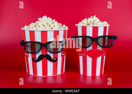 Volle Länge Nahaufnahme von der Suche, wie Personen kleine mittlere große Container mit Ernährung tragen schwarz VR-specs Spaß lustig Funky Faces Stockfoto