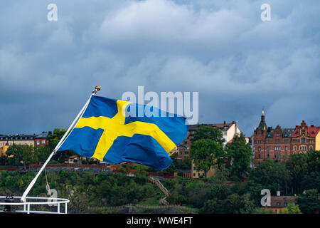 Stockholm, Schweden. September 2019. Die schwedische Flagge schwenkten auf einem Boot Stockfoto