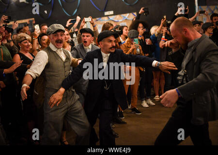 Schauspieler die Szenen während der Spitzer Scheuklappen Festival, in Birmingham neu erstellen. Stockfoto