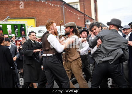 Schauspieler die Szenen während der Spitzer Scheuklappen Festival, in Birmingham neu erstellen. Stockfoto