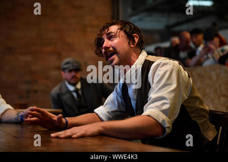 Schauspieler die Szenen während der Spitzer Scheuklappen Festival, in Birmingham neu erstellen. Stockfoto