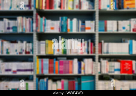 Full Frame geschossen Bücherwand in einer Bibliothek - Verschwommenes - Hintergrund Nutzung Stockfoto