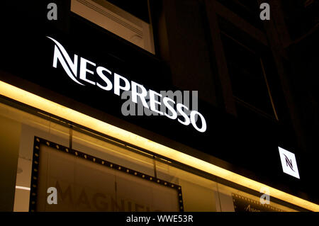 Milano, Lombardei, Italien - 11 September 2019: Blick auf die beleuchtete Nespresso Logo vor einem Geschäft in Mailand, Italien. Nespresso ist bekannt Stockfoto