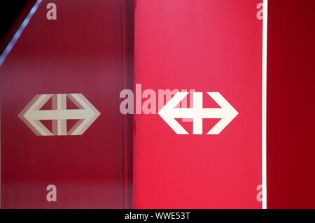 Lugano, Tessin, Schweiz - 17 August 2019: Close-up das offizielle Logo der SBB/CFF/FFS (Schweizerische Bundesbahnen) Symbol reflecte Stockfoto