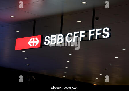 Lugano, Tessin, Schweiz - 17 August 2019: Blick auf die SBB/CFF/FFS (Schweizerische Bundesbahnen) Signage hängen von der Decke des Stockfoto