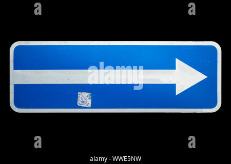 Einbahnstraße in Pfeilrichtung Schild isoliert auf Schwarz. Stockfoto