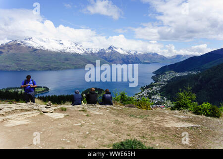 Die Menschen genießen den Blick auf den Lake Wakatipu von Queenstown Hill. Queenstown, Otago, Neuseeland. Stockfoto