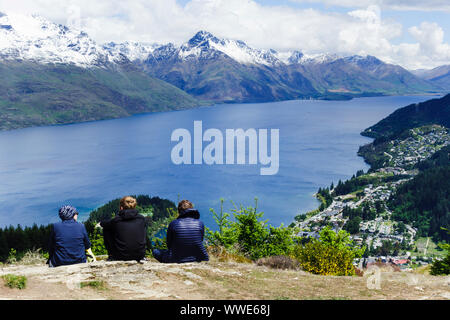 Die Menschen genießen den Blick auf den Lake Wakatipu von Queenstown Hill. Queenstown, Otago, Neuseeland. Stockfoto