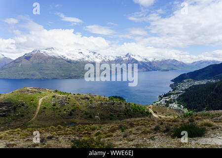 Blick auf den Lake Wakatipu von Queentown Hill. Queenstown, Otago, Neuseeland. Stockfoto