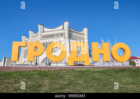 Große Grodno Inschrift vor Grodno regionale Drama Theater Gebäude ist in Grodno, Weißrussland am 31. August 2019 © Michal Fludra/Alamy Live Nachrichten gesehen Stockfoto