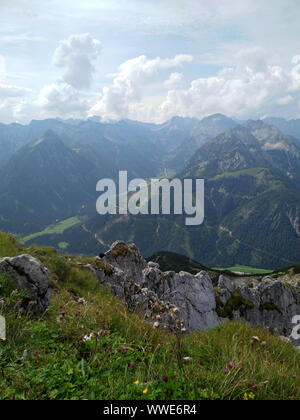 Wandern auf der Seebergspitze, einem Berg in Tirol Stockfoto