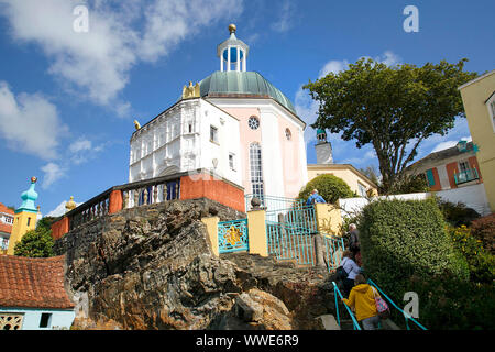 Portmeirion, UK: September 01, 2019: schöne Gebäude im italienischen Stil in Portmeirion mit einem Springbrunnen und Aussichtspunkt in der Felswand. Stockfoto