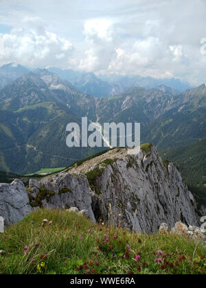 Wandern auf der Seebergspitze, einem Berg in Tirol Stockfoto