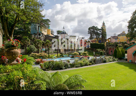 Portmeirion, UK: 01 September, 2019: die Gärten in der Mitte des Dorfes Portmeirion mit Blumen, reich verzierten, Teich- und italienischen Stil Hotel. Stockfoto