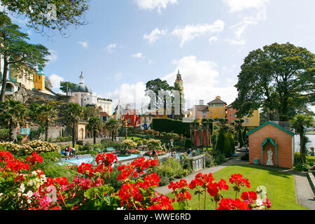 Portmeirion, UK: 01 September, 2019: die Gärten in der Mitte des Dorfes Portmeirion mit Blumen, reich verzierten, Teich- und italienischen Stil Hotel. Stockfoto