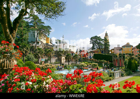 Portmeirion, UK: 01 September, 2019: die Gärten in der Mitte des Dorfes Portmeirion mit Blumen, reich verzierten, Teich- und italienischen Stil Hotel. Stockfoto