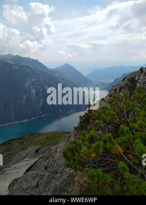 Wandern auf der Seebergspitze, einem Berg in Tirol Stockfoto