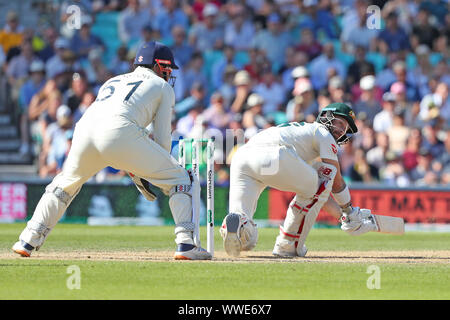 LONDON, ENGLAND. 15. SEPTEMBER 2019: Matthew Wade von Australien spielt eine Schleife erschossen, als Jonny Bairstow von England während des Tag vier der 5 Specsavers Asche Test Match sieht, am Kia Oval Cricket Ground, London, England. Stockfoto