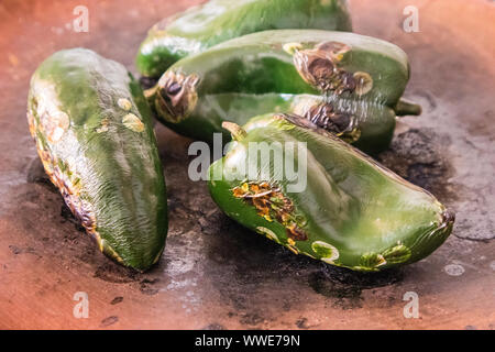 Die Röstung Poblano Chili Peppers in Mexiko Stadt Stockfoto