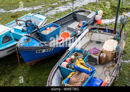 Bunte Boote, Fischerboote und Trawler im Hafen von Mevagissey Cornwall, Großbritannien Stockfoto